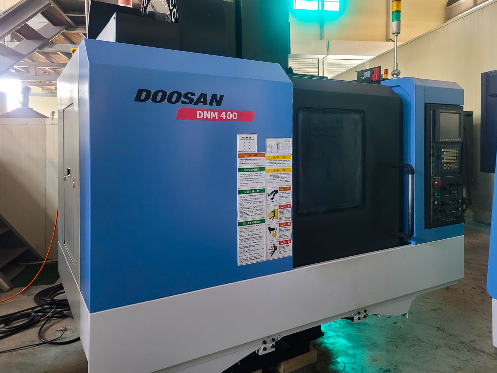 DOOSAN DNM 400 Vertical machining center (2012) id11034