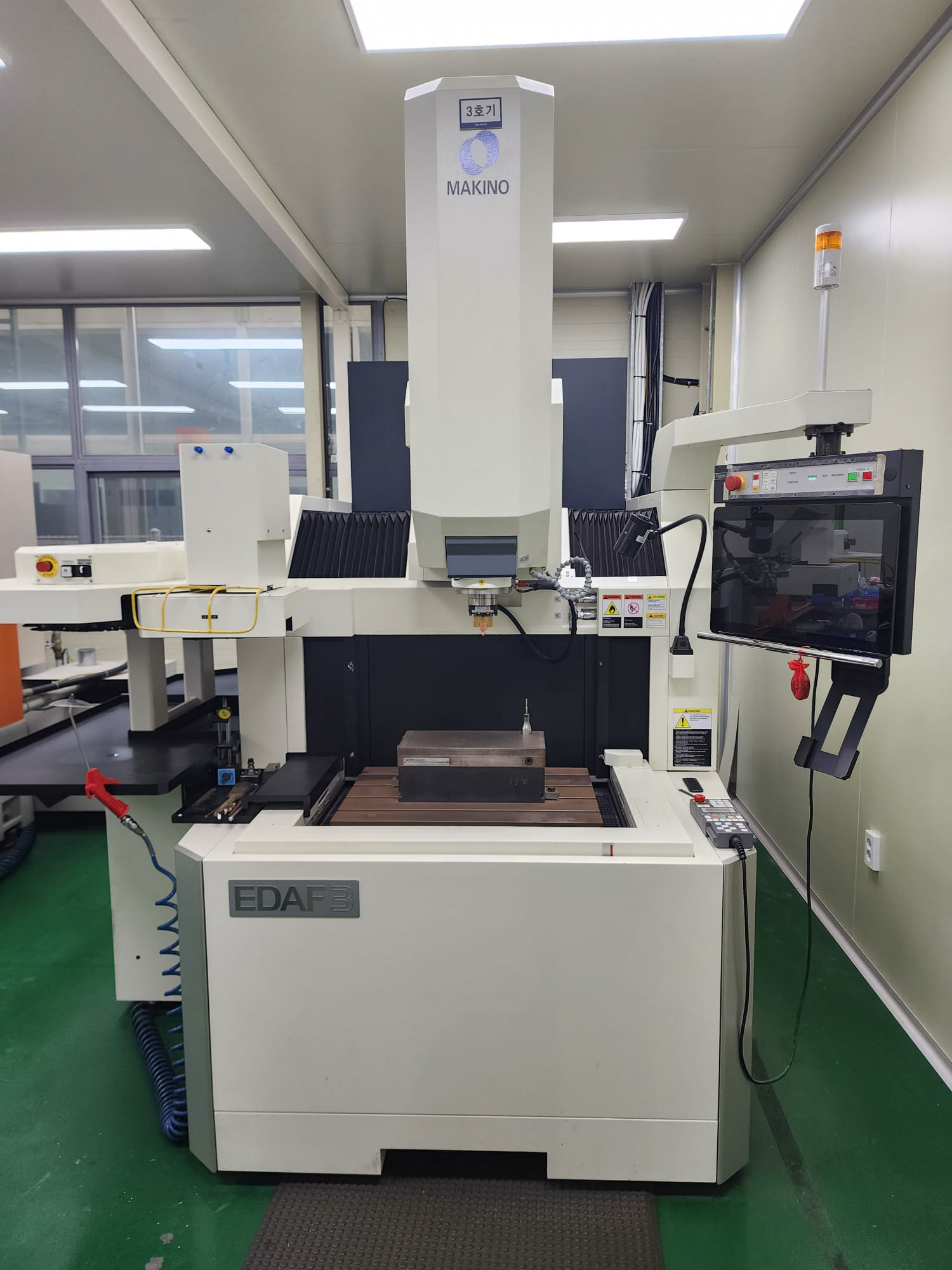 Электроэрозионная машина для пробивки штампов MAKINO EDAF3 (2019) id11029